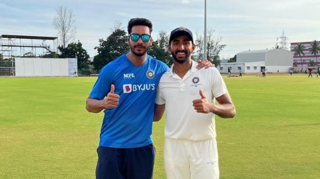 All love, no hatred: Chintan Gaja poses with Venkatesh Iyer after ugly incident at Duleep Trophy