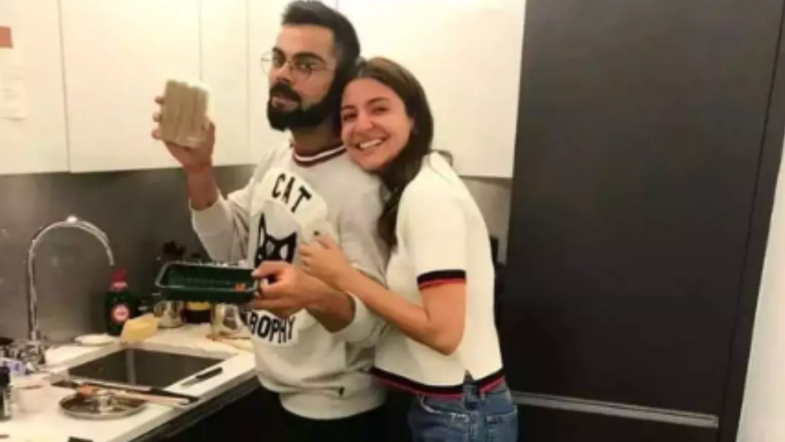 Anushka Sharma, Virat Kohli's Throwback Pic ft Their Untidy Kitchen Goes Viral; Netizens Get 'OCD Attack'
