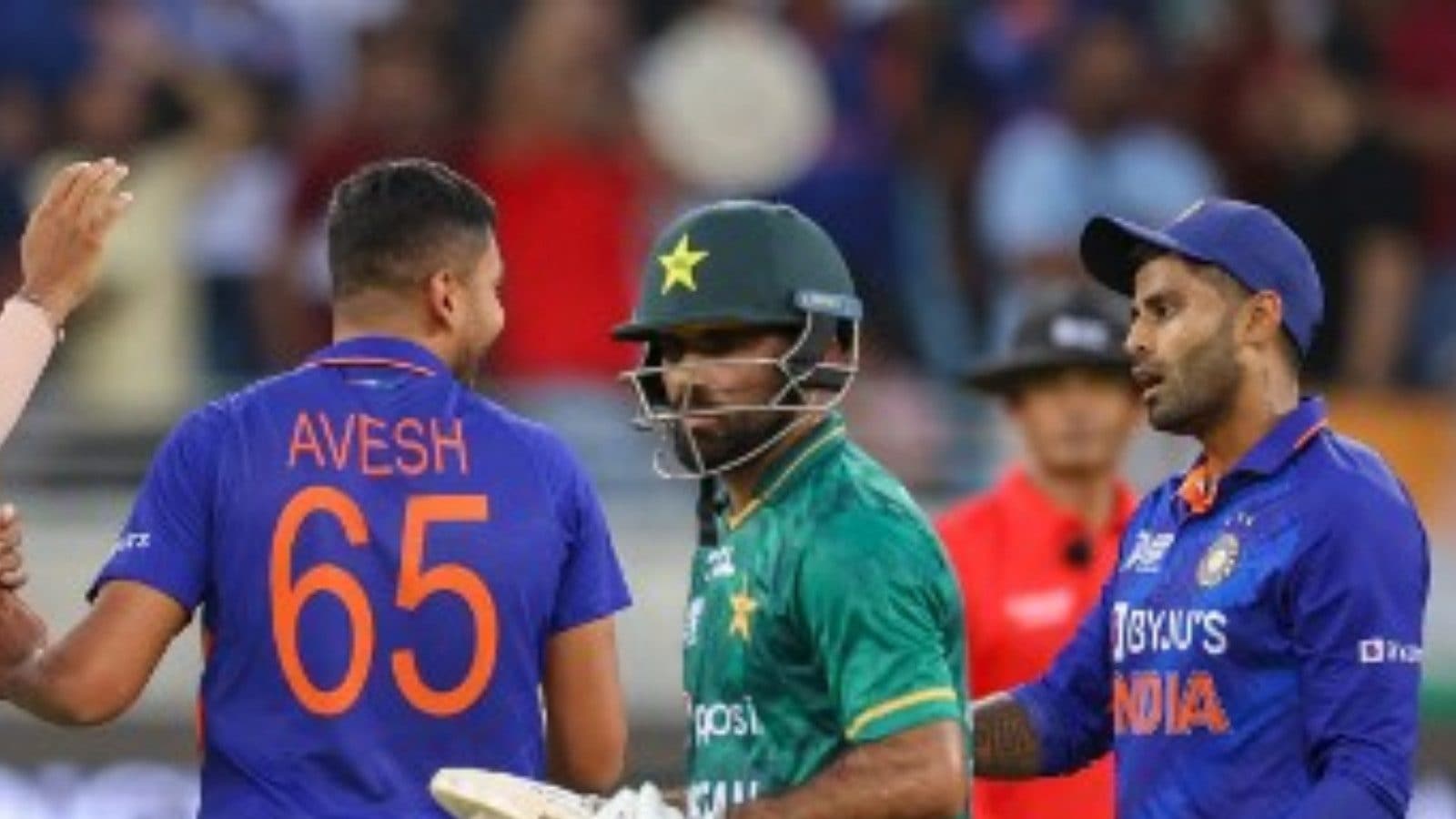 Asia Cup 2022: Fakhar Zaman Sets 'High Standards of Sportsmanship' As He 'Walks' Against India | WATCH