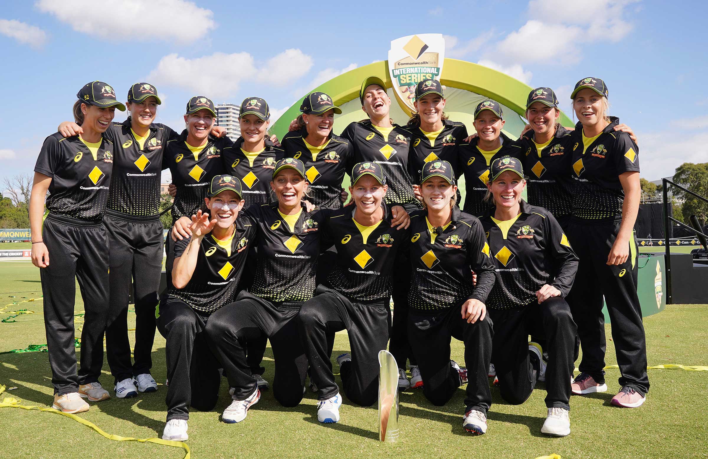 Aussies turn it on to clinch T20 tri-series