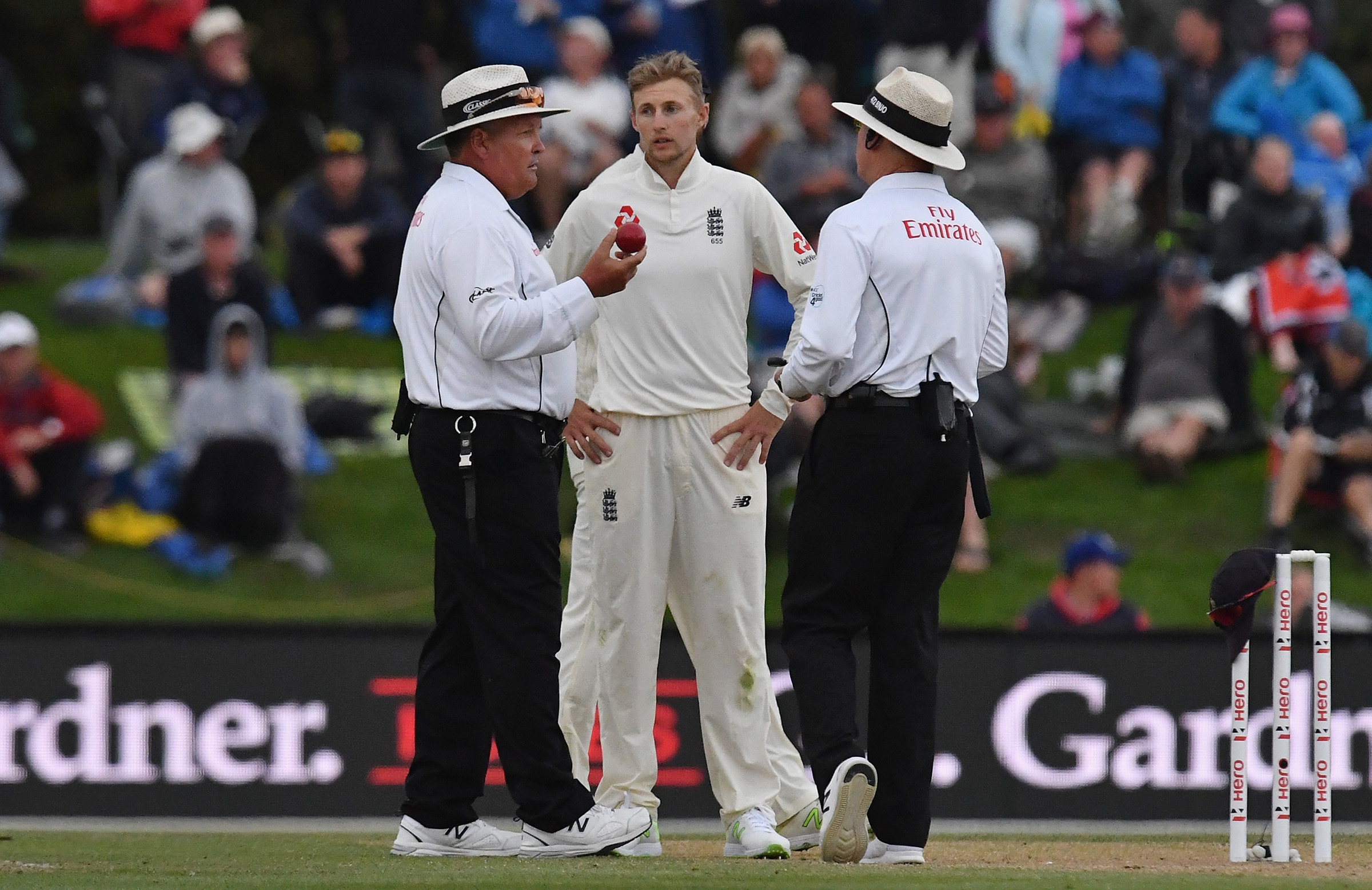 Bad light comes to Black Caps' aid