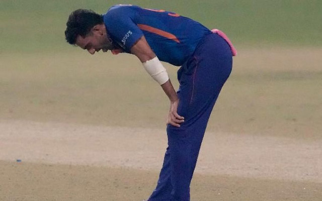 <p>BAN vs IND: Deepak Chahar bowls just three overs after hamstring injury in second ODI</p>
