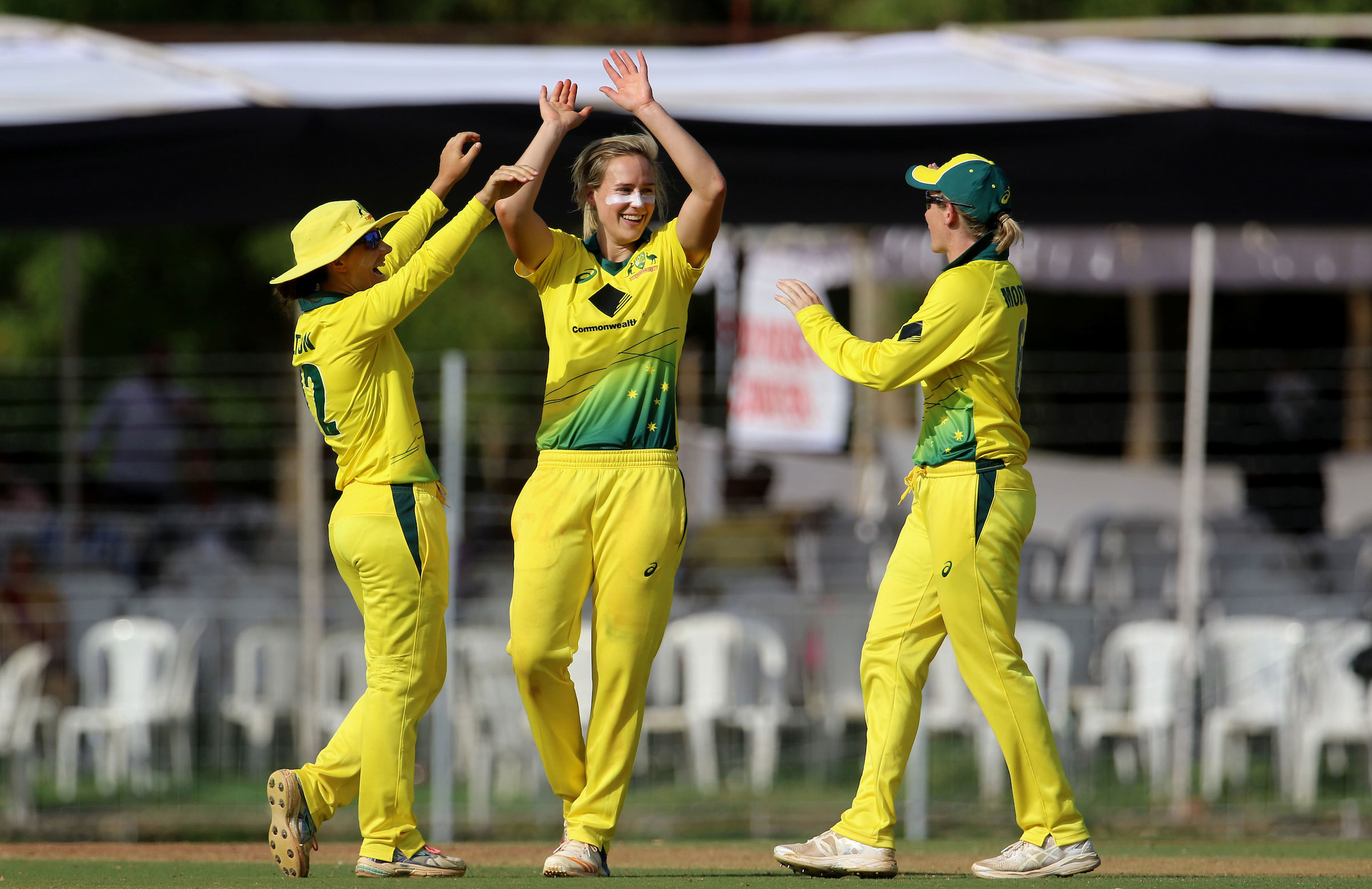 Bolton, Perry help Australia clinch series
