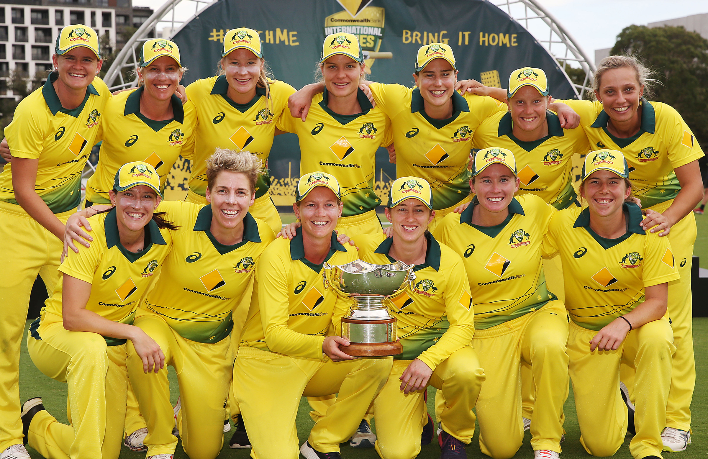 Dominant Aussies cruise to clean sweep