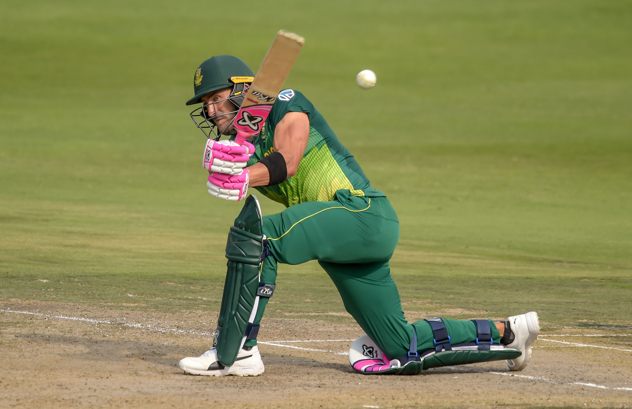 Du Plessis guides South Africa home