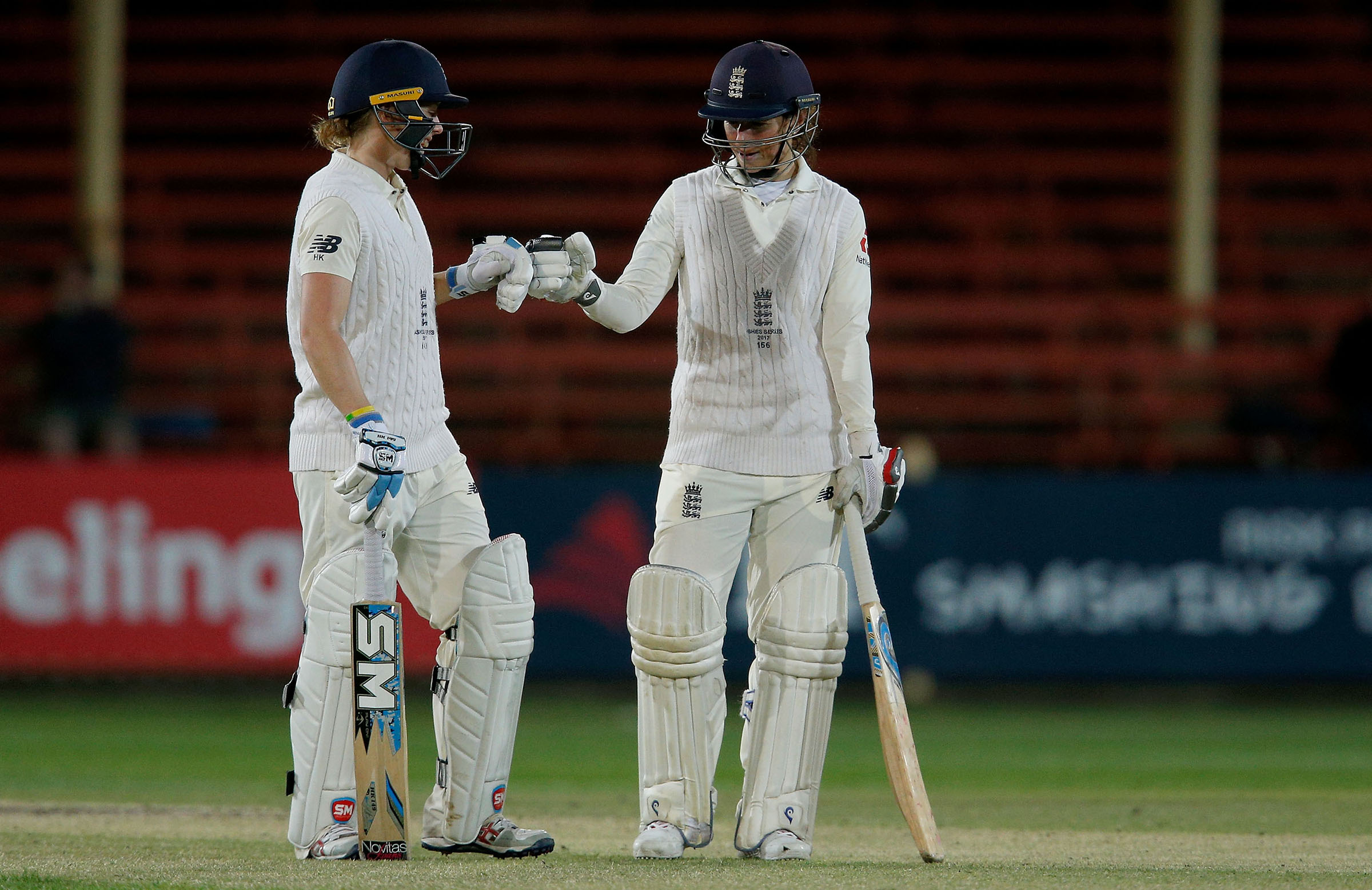 England dig in to keep Ashes alive