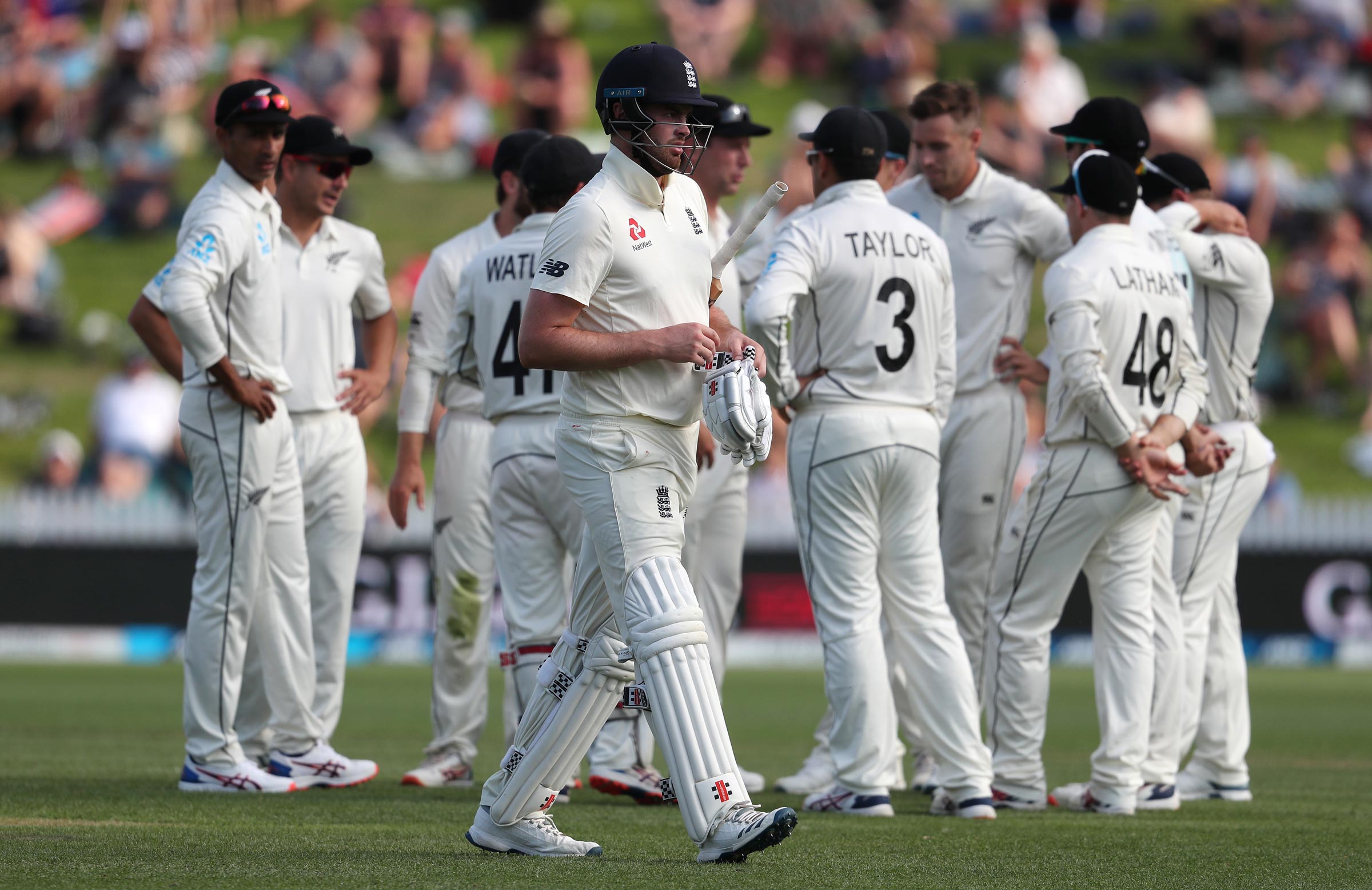 England falter late as Kiwis take charge of Test