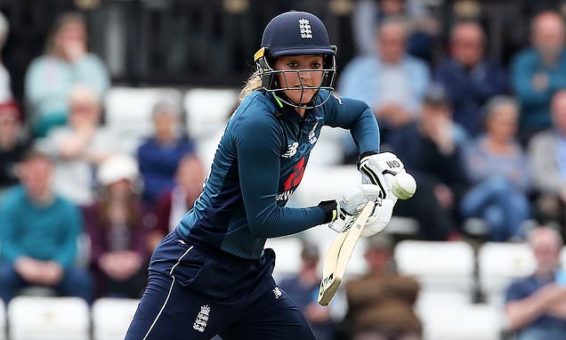 England wicketkeeper Sarah Taylor announces international retirement