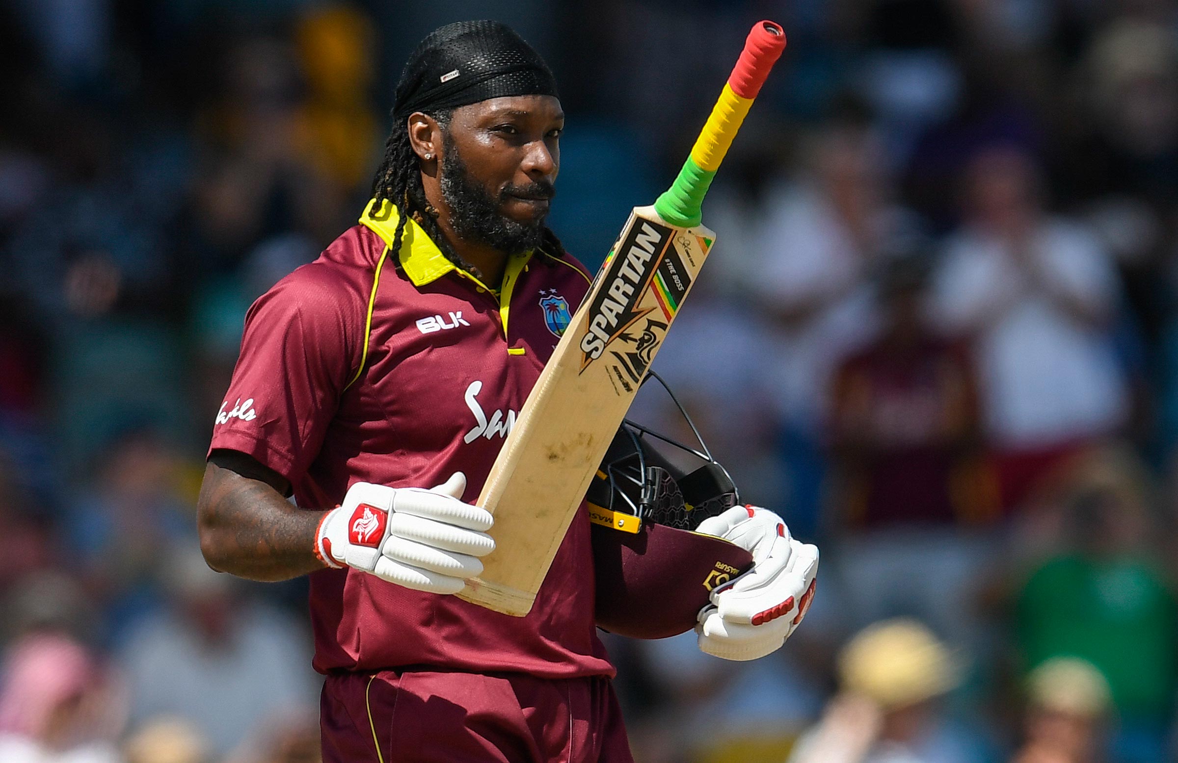 England win despite Gayle's six-a-thon
