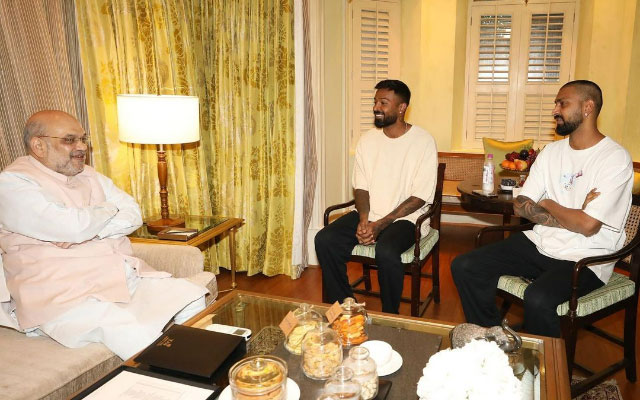 <p>Hardik Pandya meets Home Minister Amit Shah in front of Sri Lanka series</p>