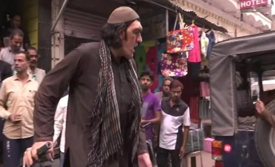 Height becomes problem for 8-feet tall Afghan cricket fan to find accommodation in India - The Khaama Press News Agency