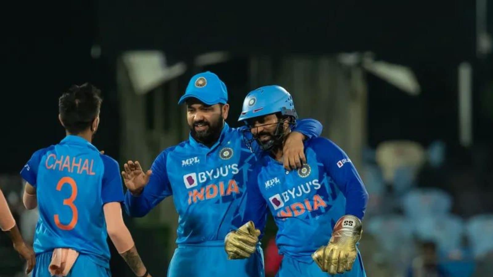 IND vs SA: Team India Receives Rousing Reception by Cricket Fans at Thiruvanathapuram Airport