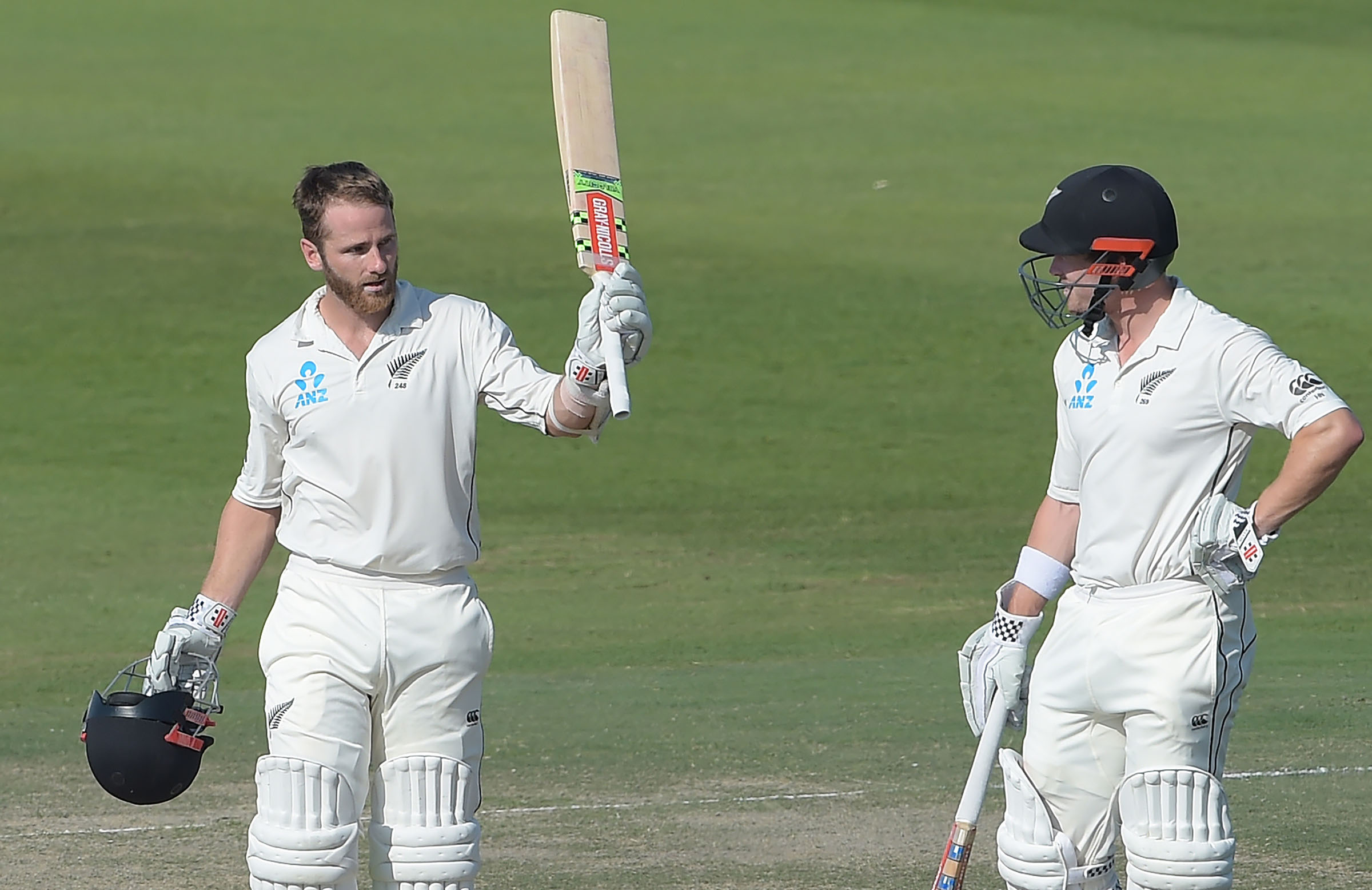Kane's classic sets up tense final day
