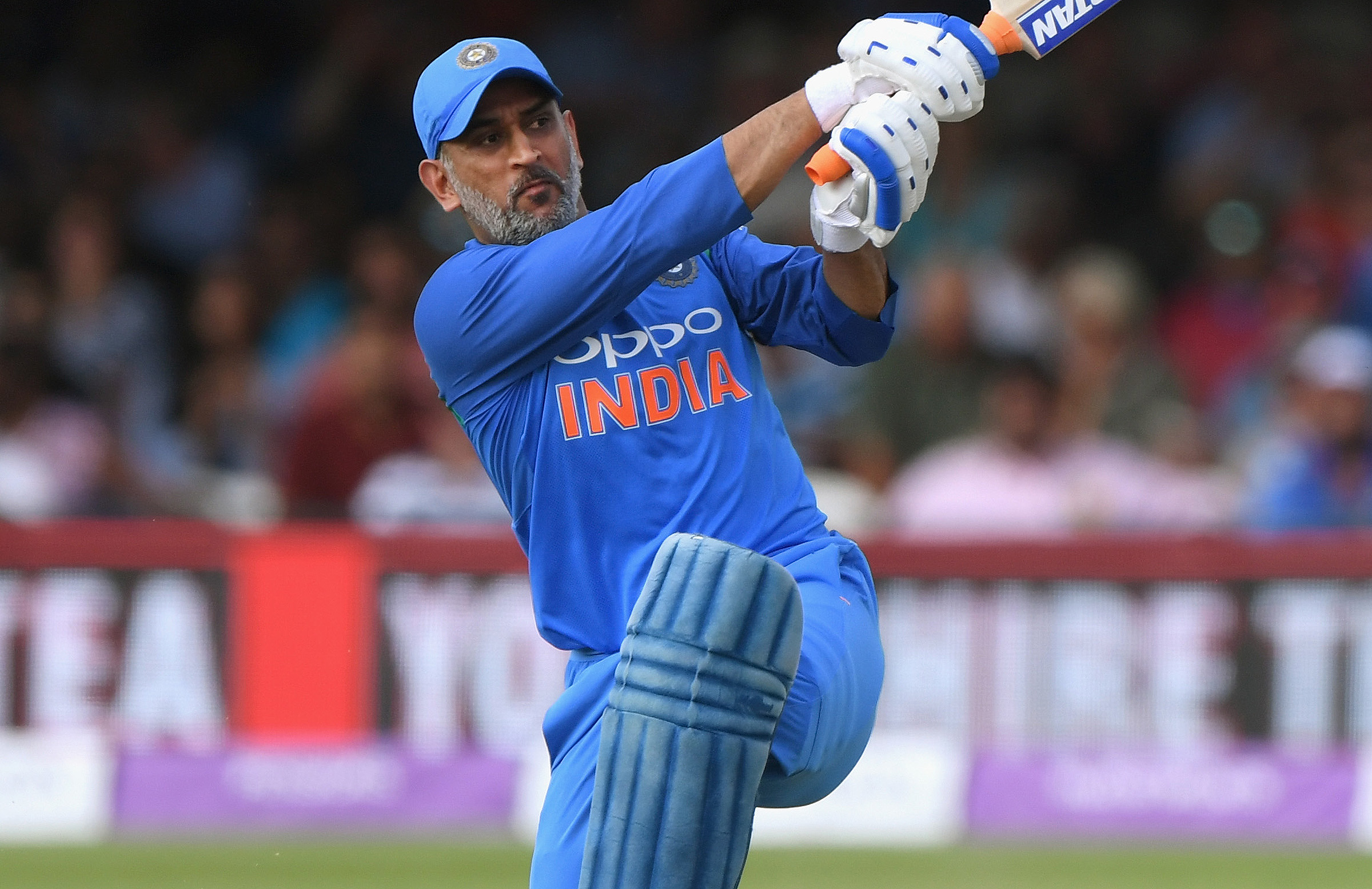 Kohli defends Dhoni after Lord's boos