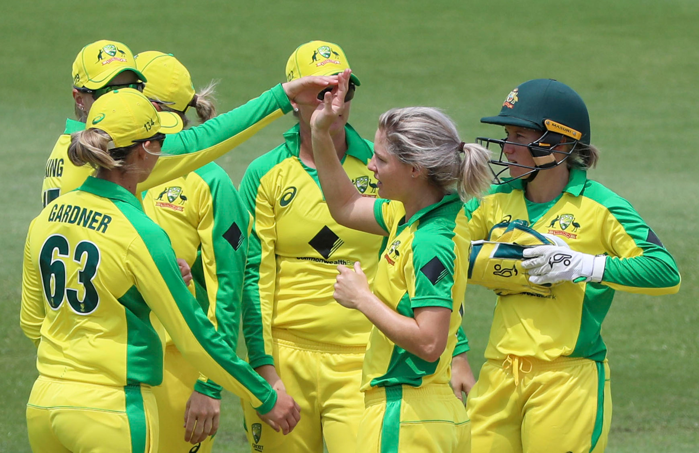 LIVE: Aussies chase 196 for place in history