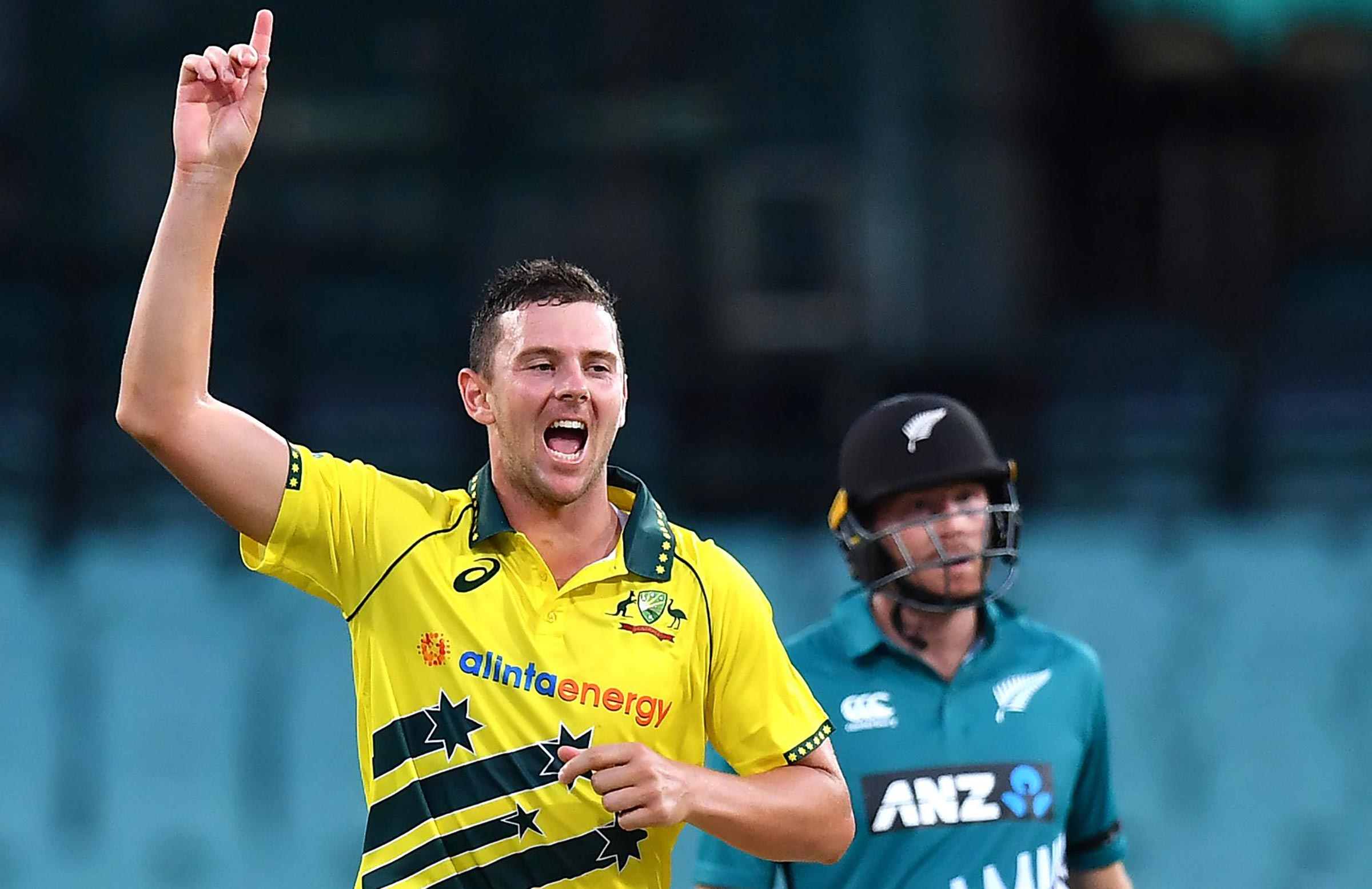 LIVE: Hazlewood strikes to keep Kiwis contained