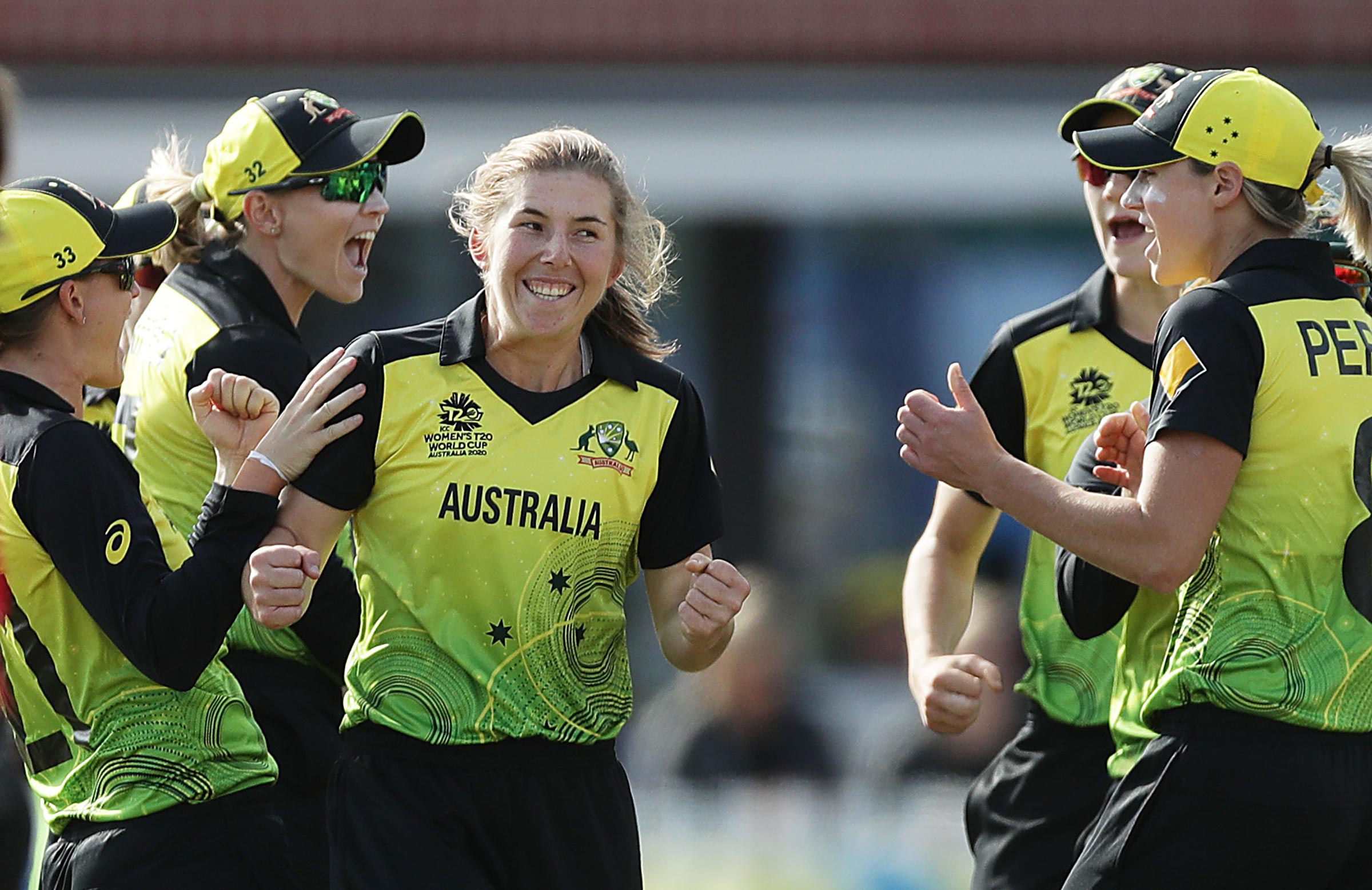 LIVE: Wareham gets Devine as Aussies edge ahead