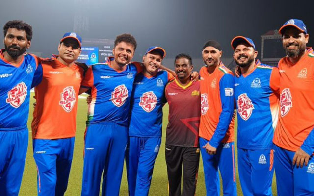 LLC 2022: Harbhajan Singh, Sreesanth pose together at Eden Gardens after India Maharajas' win over World Giants