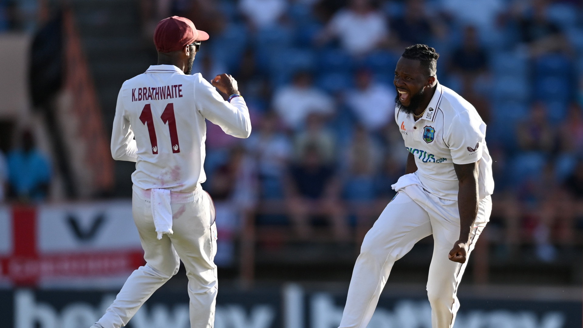 Mayers spurred on by Da Silva in five-wicket haul