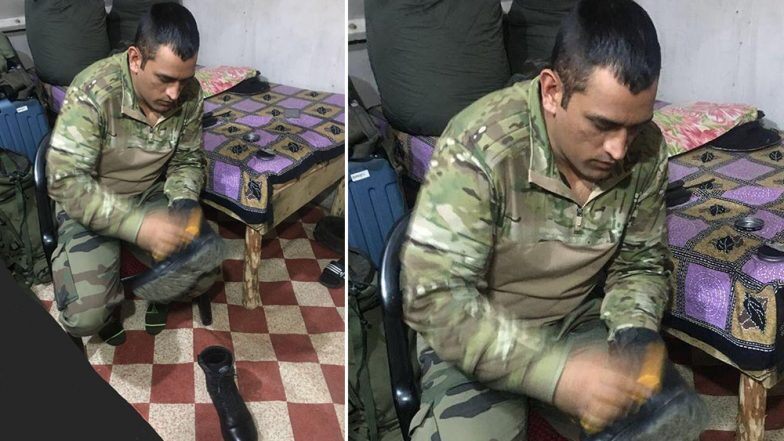 MS Dhoni Polishes His Shoe While Serving Indian Army in Kashmir, Twitterati Hail Indian Cricketer for His Humble Gesture (See Photo) | LatestLY
