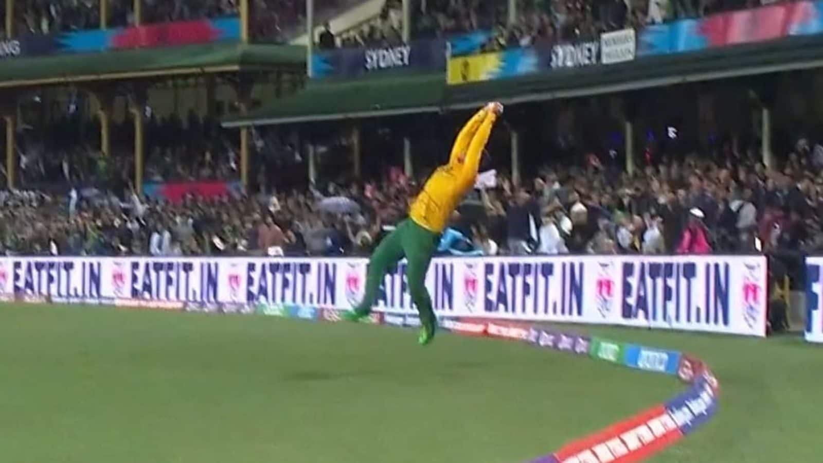 PAK vs SA: Rilee Rossouw Pulls Off a One-handed Stunner to End Ifthikar Ahmed's Ferrocious Knock - WATCH