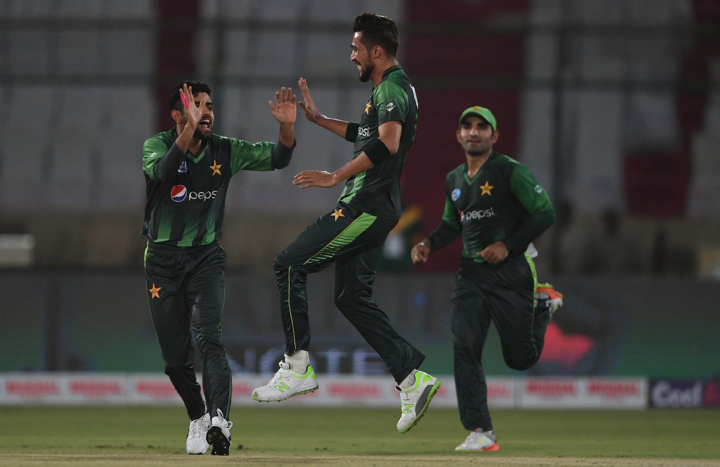 Pakistan return to Karachi in style