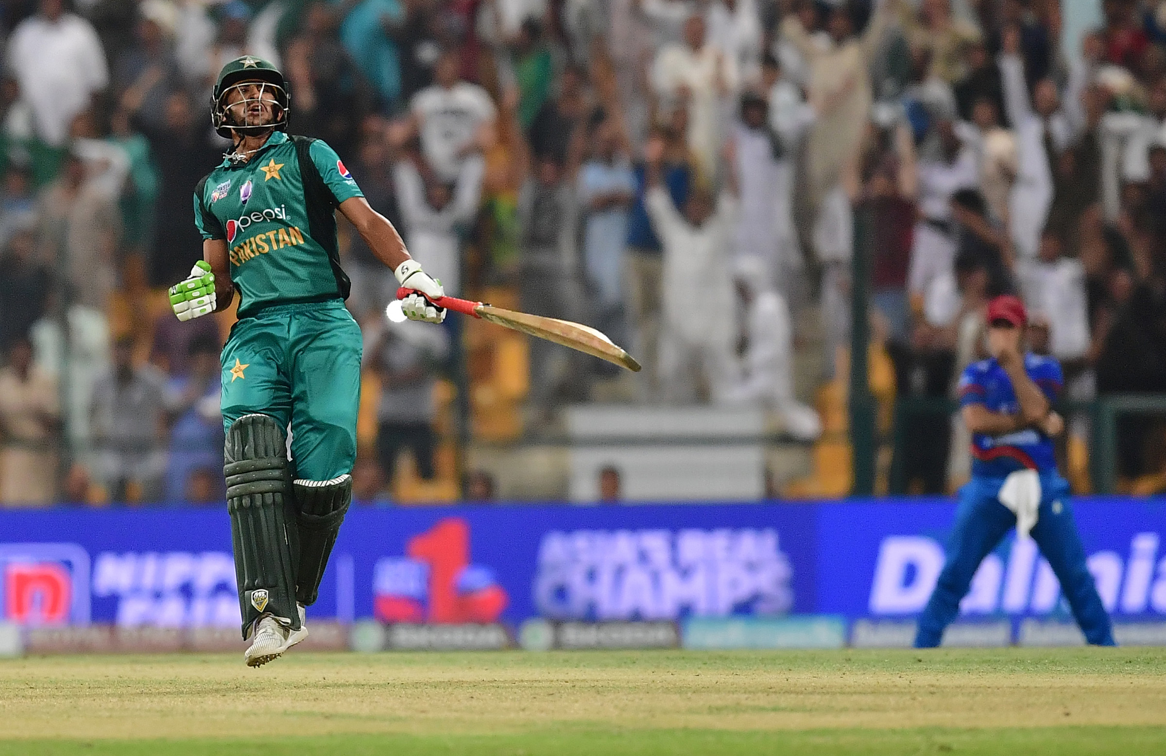 Pakistan sneak home in last-over thriller
