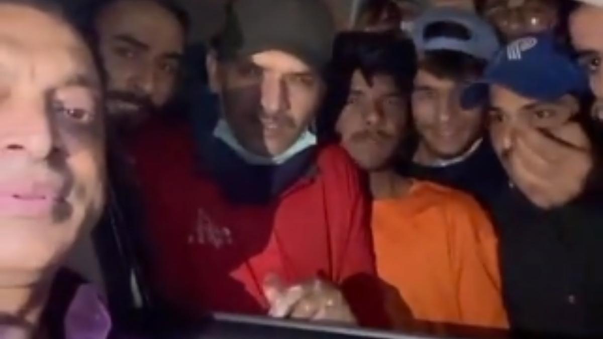 Pakistani fan mimics Shah Rukh Khan in video shared by Shoaib Akhtar. Netizens love it