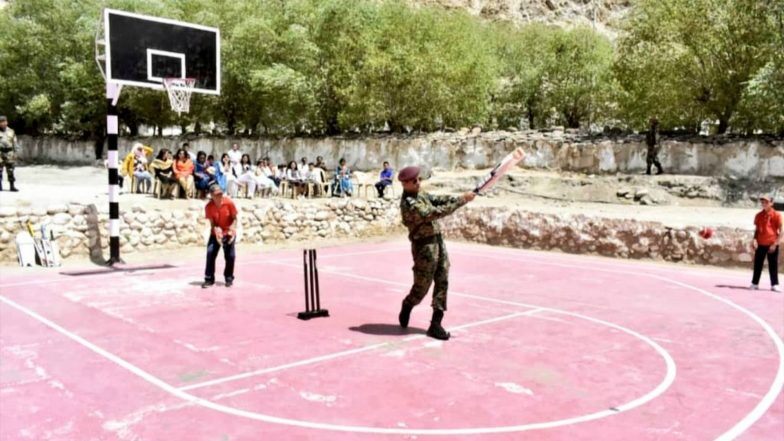 Pictures of MS Dhoni Playing Cricket With Kids in Leh Goes Viral, Indian Cricketer Is Seen Wearing Indian Army Uniform | LatestLY