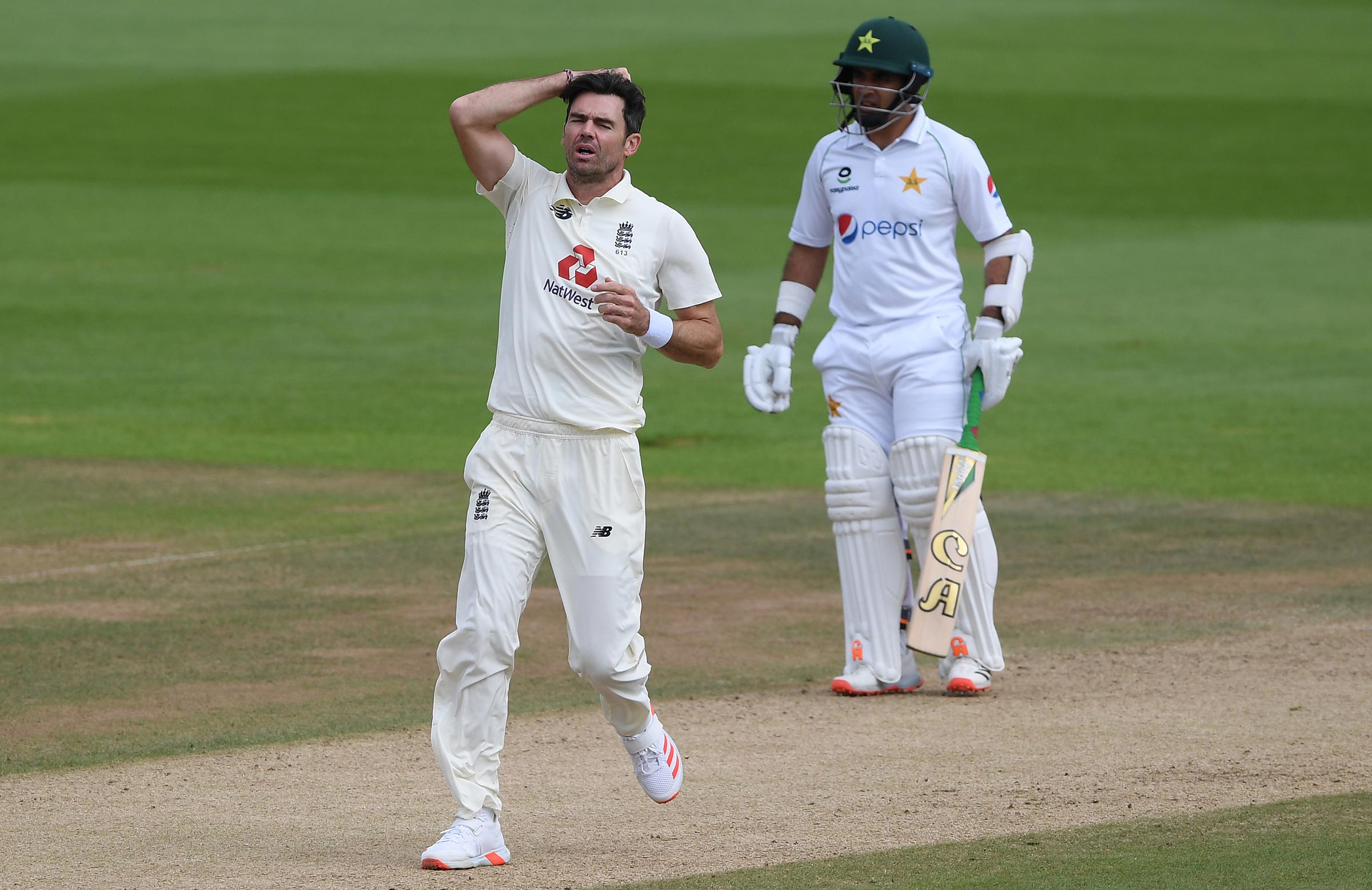 Rain halts England and Anderson in third Test