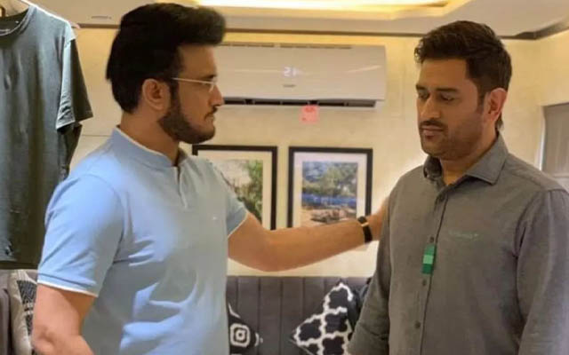 <p>Social media goes crazy after a picture of Sourav Ganguly and MS Dhoni chatting goes viral.</p>