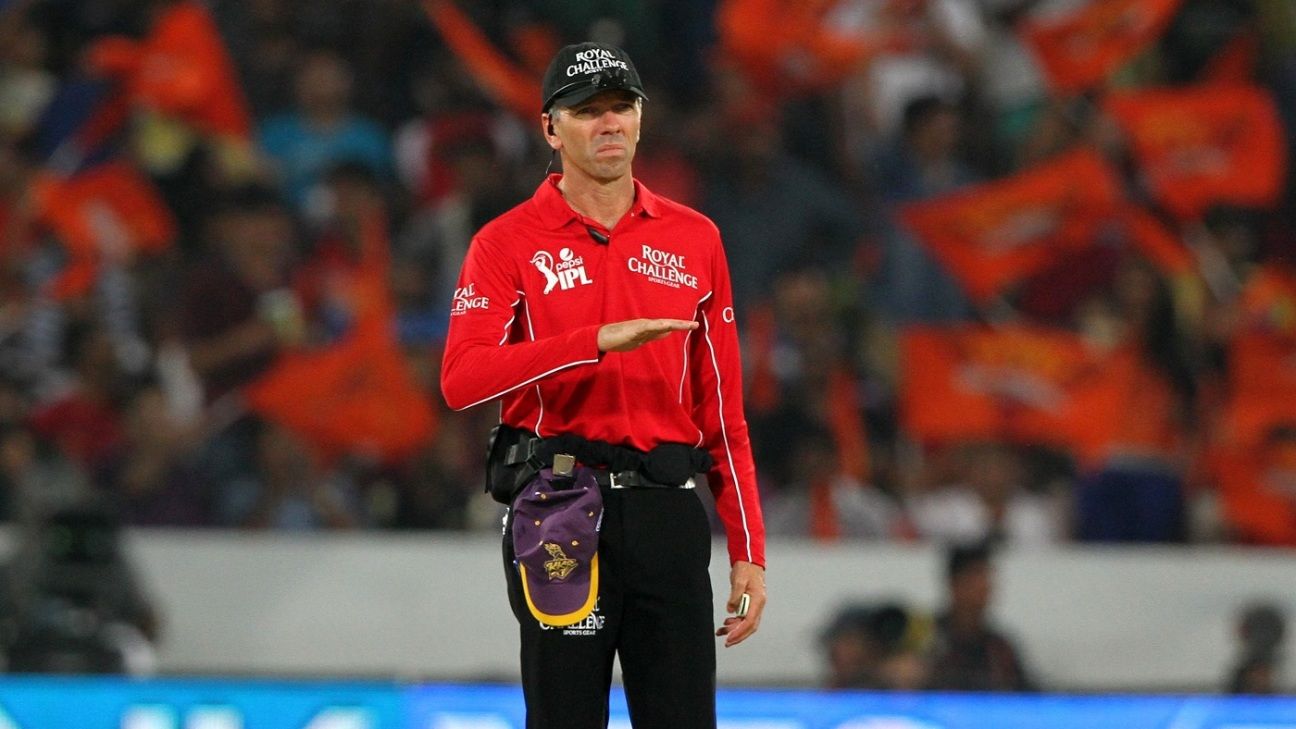 Umpire Nigel Llong harms entryway amid IPL amusement