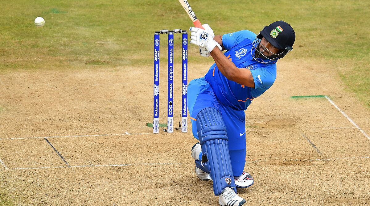 Umpire Shamshuddin Fails to Notice Rishabh Pant's Clear Dismissal During IND vs AUS 1st ODI 2020, Twitterati Slam Umpire's Glaring Error | 