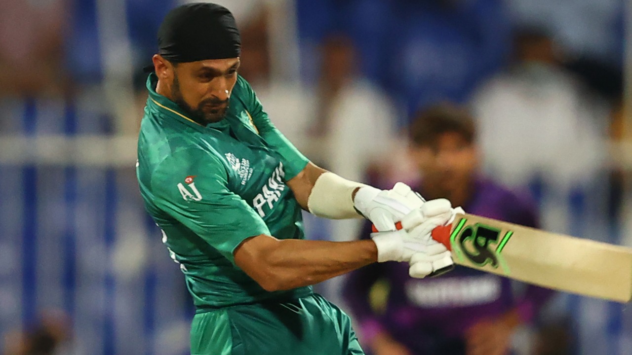 <p>'Sports, not only cricket, unite': Shoaib Malik advocates for the revival of India-Pakistan cricketing links.</p>